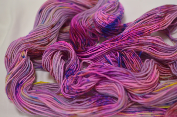 手染め糸　ファインウール　ソックヤーン　purple red  nijiyarn 5枚目の画像