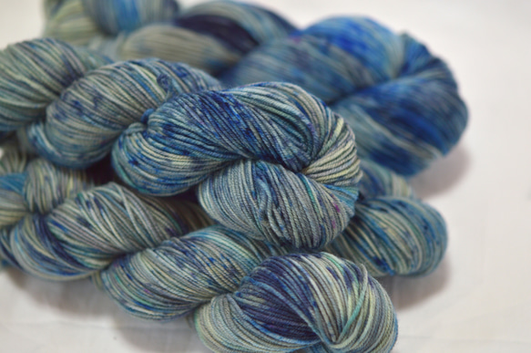 手染め糸　ファインウール　ソックヤーン　blue gray② nijiyarn 1枚目の画像