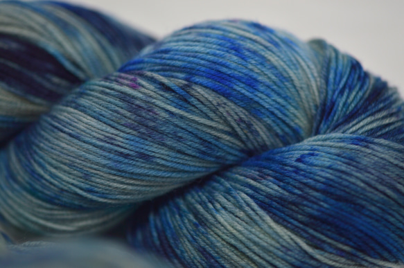 手染め糸　ファインウール　ソックヤーン　blue gray② nijiyarn 3枚目の画像