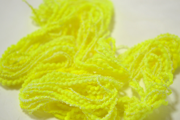 手染め糸　ウールアクリルスラブ　neon yellow nijiyarn 1枚目の画像