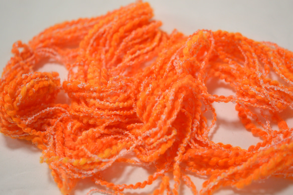 手染め糸　ウールアクリルスラブ　neon orange nijiyarn 1枚目の画像