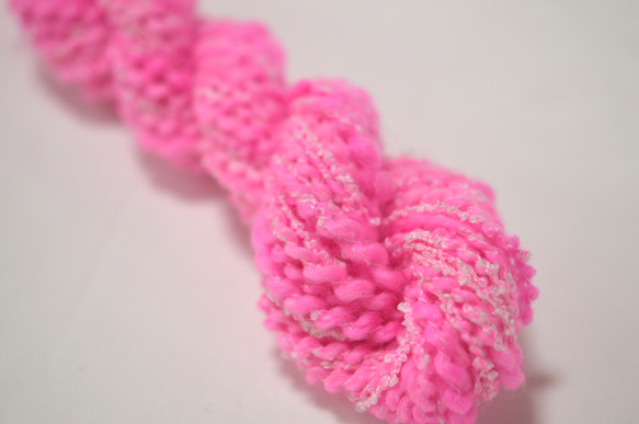 手染め糸　ウールアクリルスラブ　neon pink nijiyarn 2枚目の画像