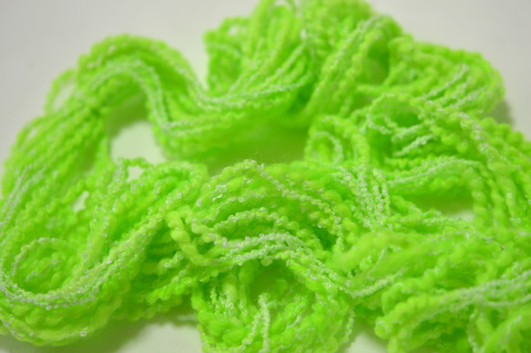 手染め糸　ウールアクリルスラブ　neon green nijiyarn 1枚目の画像