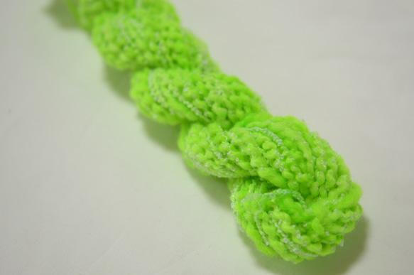 手染め糸　ウールアクリルスラブ　neon green nijiyarn 3枚目の画像