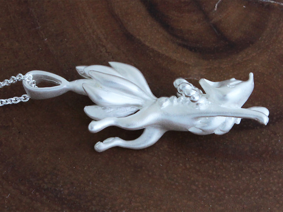 九尾の白キツネのネックレス(受注生産) 3枚目の画像