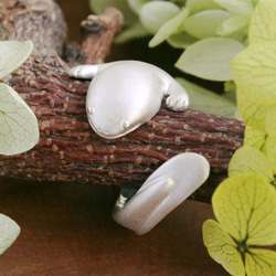 大きなオオサンショウウオのリング(白)(受注生産) 指輪・リング pecca