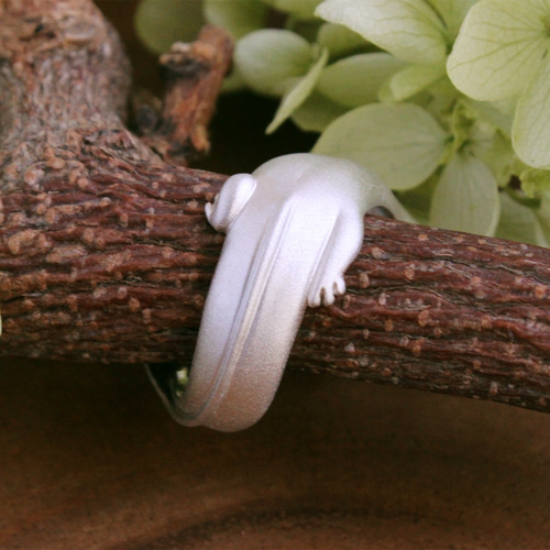 大きなオオサンショウウオのリング(白)(受注生産) 指輪・リング pecca