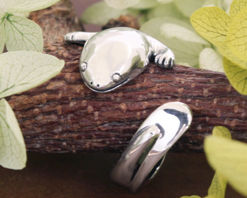 大きなオオサンショウウオのリング(いぶし)(受注生産) 指輪・リング