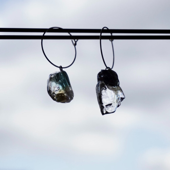 天然石みたいなガラスのピアス／イヤリング　フープタイプ　ロジカル 5枚目の画像