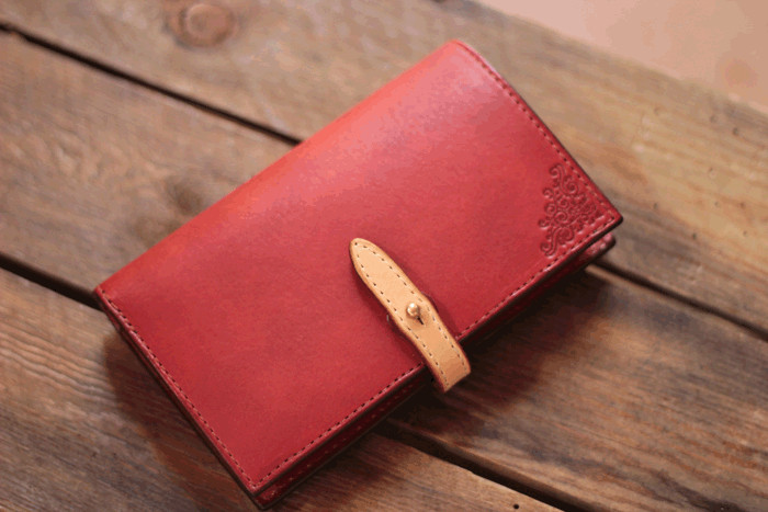 受注制作品　ミドルウォレット　ベルギーヌメ革 ／手染めコーラル　ベルト留め