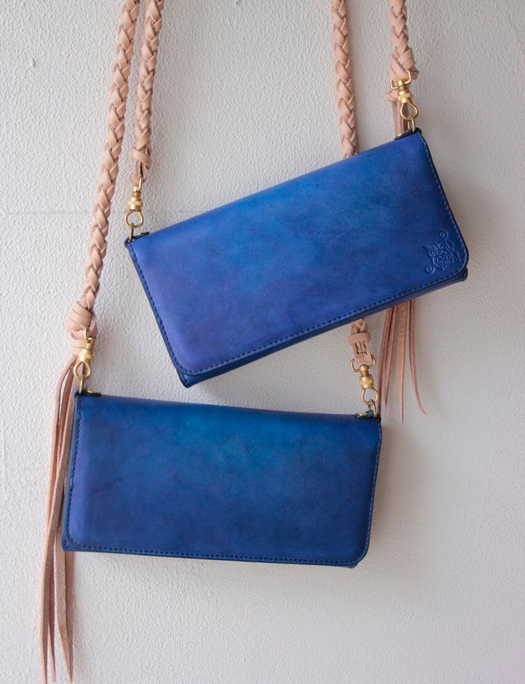 受注制作品 ロングウォレット／ショルダーストラップ付き　ベルギーヌメ革 ／手染めロイヤルブルー