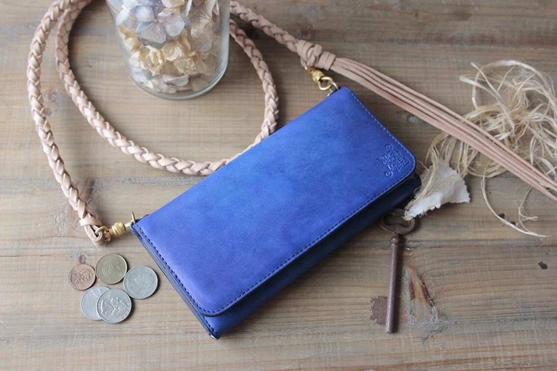受注制作品 ロングウォレット／ショルダーストラップ付き　ベルギーヌメ革 ／手染めロイヤルブルー