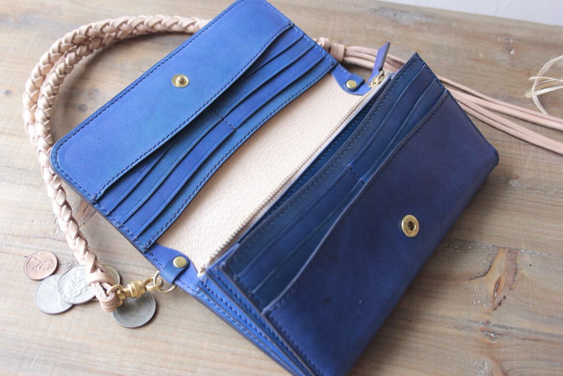 受注制作品 ロングウォレット／ショルダーストラップ付き　ベルギーヌメ革 ／手染めロイヤルブルー