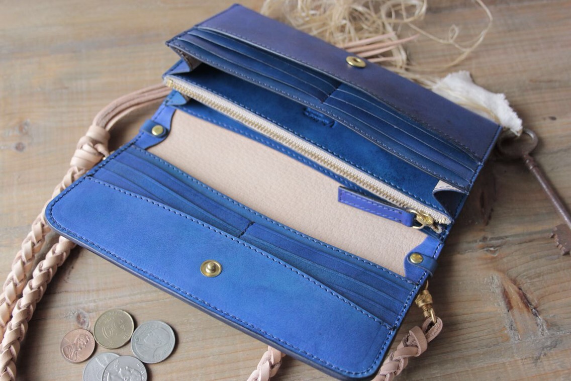 受注制作品 ロングウォレット／ショルダーストラップ付き　ベルギーヌメ革 ／手染めロイヤルブルー