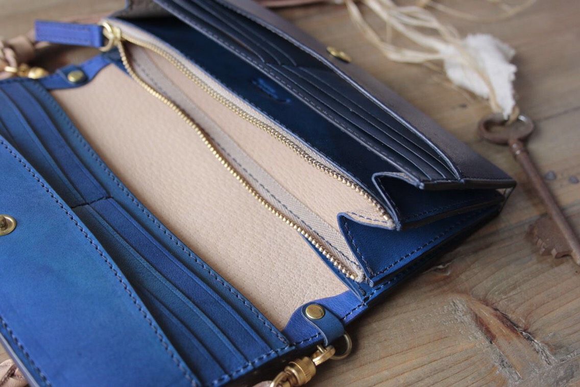 受注制作品 ロングウォレット／ショルダーストラップ付き　ベルギーヌメ革 ／手染めロイヤルブルー