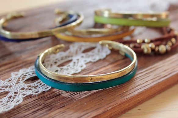 真鍮＆レザーバングル　手染めブルー 1枚目の画像