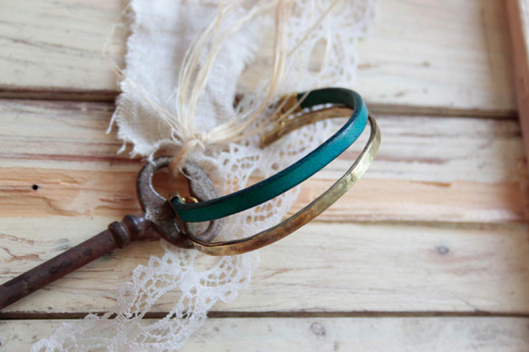 真鍮＆レザーバングル　手染めブルー 4枚目の画像