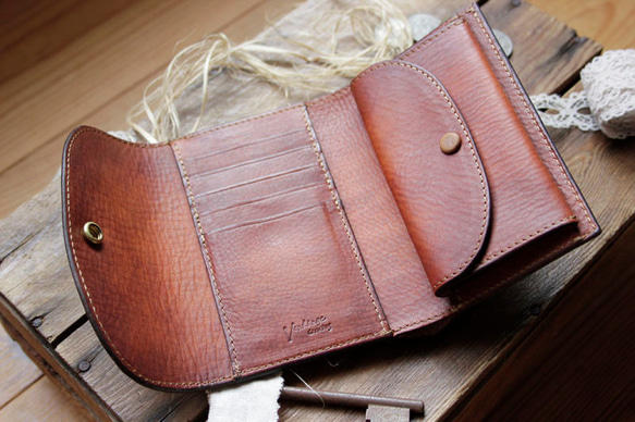 受注制作品 M.wallet　斑紋手染めブラウン＆手揉み加工、ハンドメイド ブラスボタン 2枚目の画像