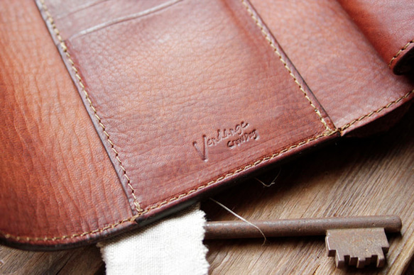 受注制作品 M.wallet　斑紋手染めブラウン＆手揉み加工、ハンドメイド ブラスボタン 4枚目の画像