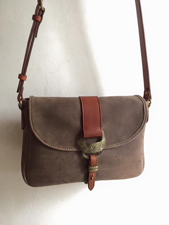 KUDO Soulder bag グレー/ 手作り真鍮金具 2枚目の画像