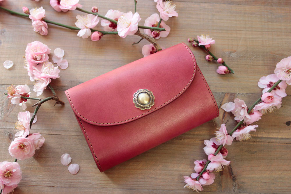 受注制作品 ミドルウォレット　ベルギーヌメ革 ／手染めサクラ