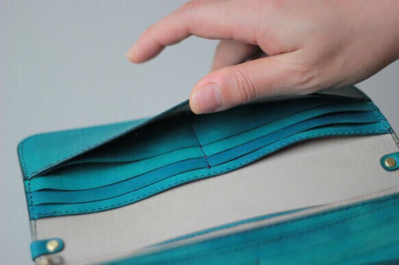 受注制作品　ロングウォレット　ベルギーヌメ革手染めブルー／ショルダーストラップ付き 4枚目の画像