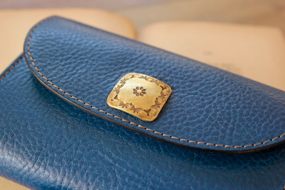 Creema限定 　新作M.wallet　イタリアンオイルレザーシボ加工（ブルー）、ハンドメイド ブラスボタン 5枚目の画像