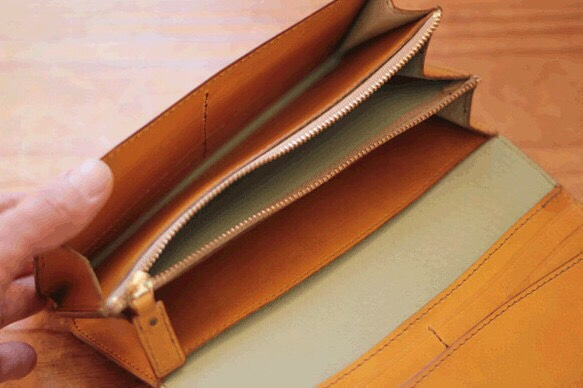 定制產品長錢包比利時鞣製皮革手染黃色 第3張的照片