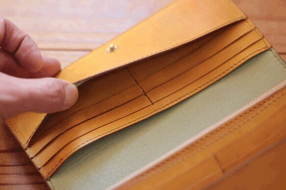 定制產品長錢包比利時鞣製皮革手染黃色 第5張的照片