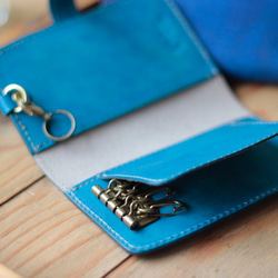 新款手染鑰匙卡盒，相容於智慧鑰匙/手染藍色 第4張的照片