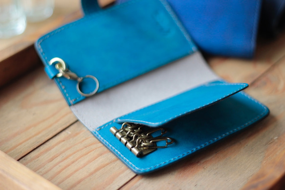 新款手染鑰匙卡盒，相容於智慧鑰匙/手染藍色 第4張的照片