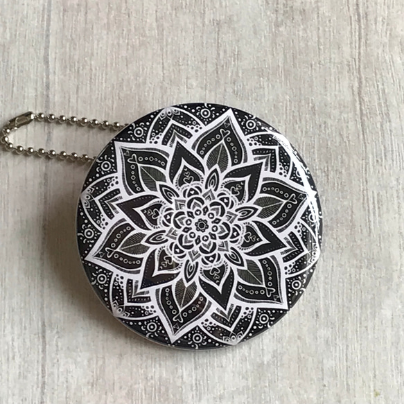 MIRADGE<マンダラ 黒地に白模様>【小】 1枚目の画像