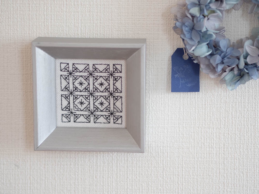 《早割》ブラックワーク刺繍のミニフレーム　【window窓】壁掛け・卓上両用