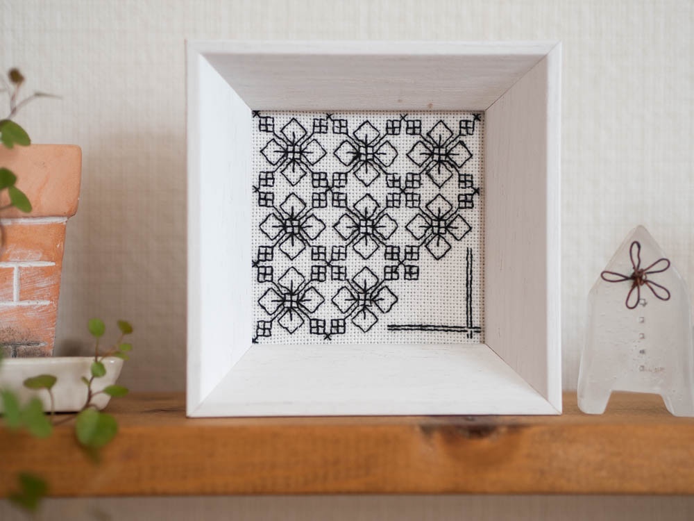 《早割》ブラックワーク刺繍のミニフレーム　【紫陽花C】壁掛け・卓上両用