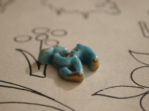 【売り切れ】フランス 陶器製ボタン 小鹿 ターコイズブルー 4枚目の画像