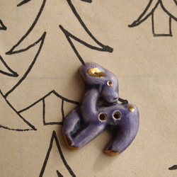 フランス 陶器製ボタン 小鹿 パープル 1枚目の画像