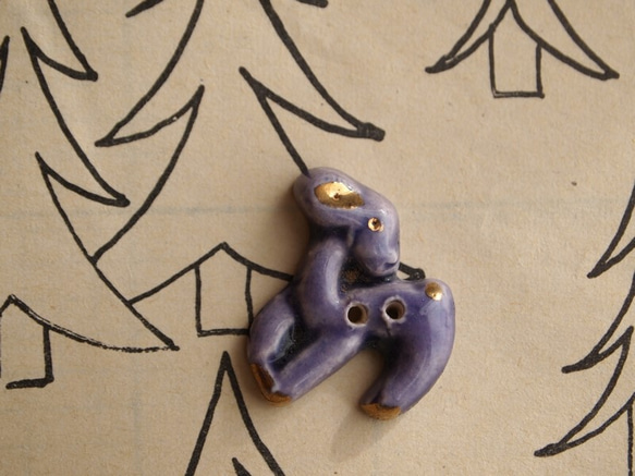 フランス 陶器製ボタン 小鹿 パープル 1枚目の画像