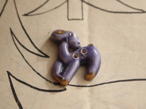 フランス 陶器製ボタン 小鹿 パープル 2枚目の画像