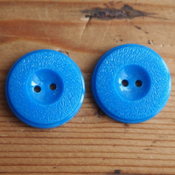 フランス 青いプラスチックボタン 2枚目の画像