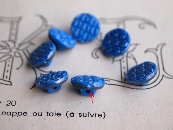 【売り切れ】フランス 葉っぱ柄のガラスボタン 青 2個セット 3枚目の画像