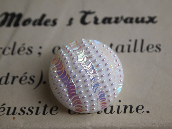【売り切れ】フランス パールに輝く大きめガラスボタン 1枚目の画像