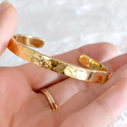 WIDEバングル：K18仕上げゴールド鎚目《ニッケルフリー》 ブレスレット