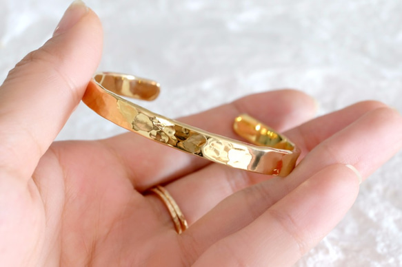 WIDEバングル：K18仕上げゴールド鎚目《ニッケルフリー》 ブレスレット