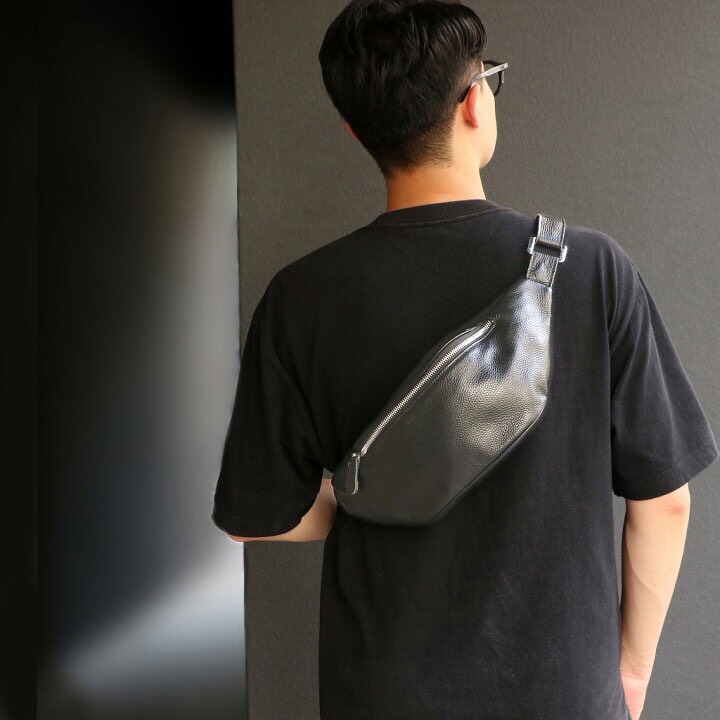 本革　ボディバッグ　黒　斜め掛け　誕生日 クリスマスのプレゼントに★ メンズ