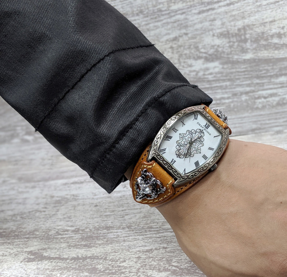 イタリアンレザーブレス 腕時計 アラベスク模様 メンズ ブラウン革 ハード系 コンチョデザイン 3枚目の画像