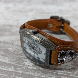 イタリアンレザーブレス 腕時計 アラベスク模様 メンズ ブラウン革 ハード系 コンチョデザイン 5枚目の画像