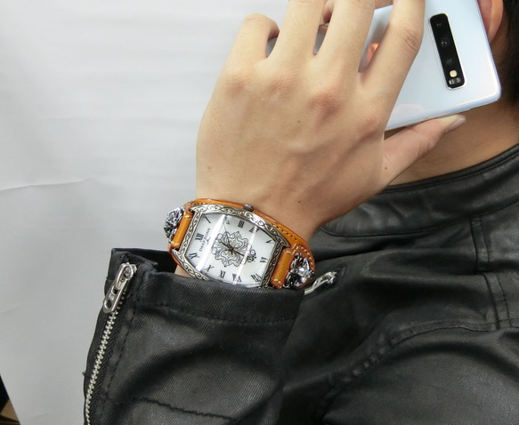 イタリアンレザーブレス 腕時計 アラベスク模様 メンズ ブラウン革 ハード系 コンチョデザイン 6枚目の画像