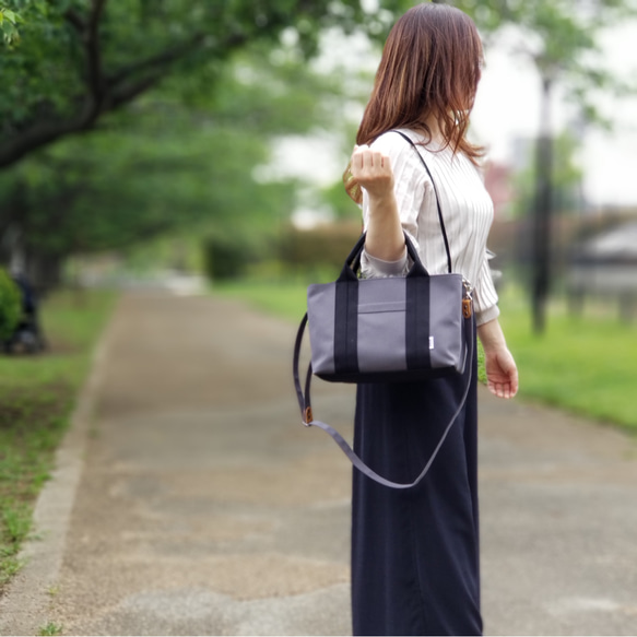[ｾﾐｵｰﾀﾞｰ]ｼｮﾙﾀﾞｰ&底鋲付♪定番.機能的な間仕切りMｻｲｽﾞ☆ﾀﾞｰｸｸﾞﾚｰ×ﾌﾞﾗｯｸ 2枚目の画像