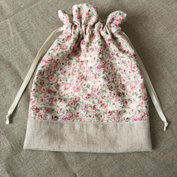 【送料無料】ピンク花畑柄&ドット柄のガーゼ生地巾着袋 1枚目の画像