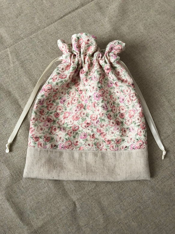 【送料無料】ピンク花畑柄&ドット柄のガーゼ生地巾着袋とハンカチセット 2枚目の画像